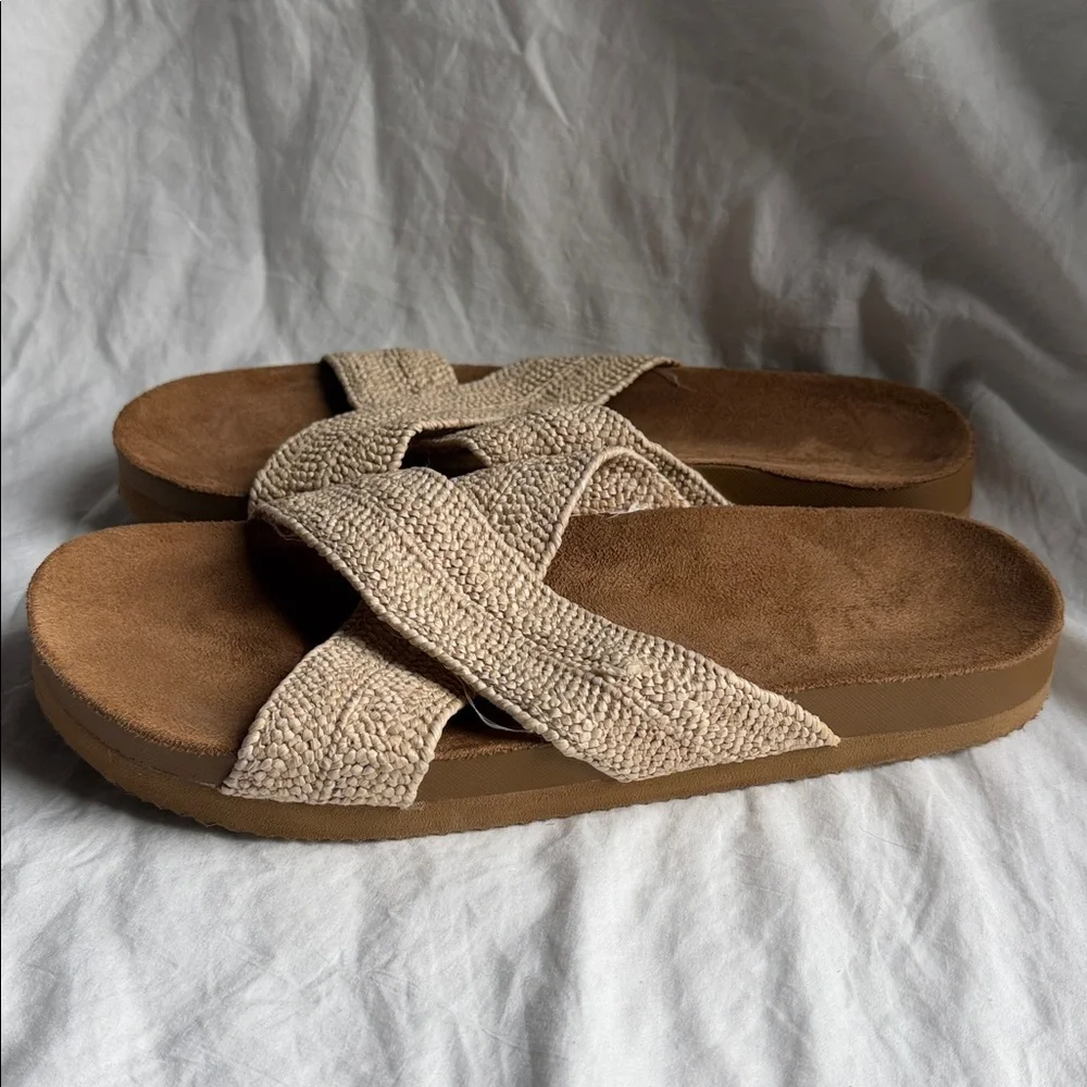 Elegant Beige Cross-Strap Sandals - Picture 3 of 6